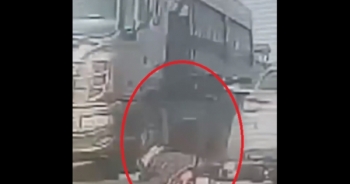 Video: Người đàn ông thoát chết thần kỳ khi đâm vào đuôi ô tô con, ngã vào dàn lốp "hung thần"