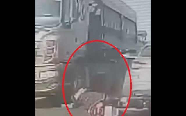 Video: Người đàn ông thoát chết thần kỳ khi đâm vào đuôi ô tô con, ngã vào dàn lốp