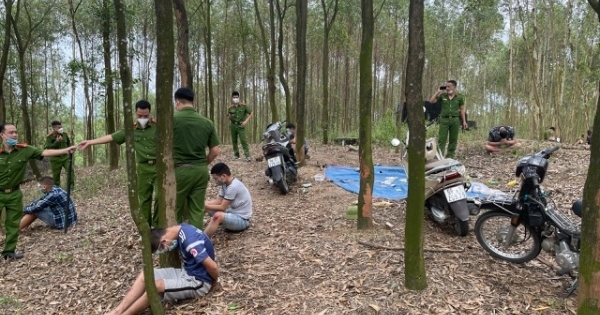 Bắc Giang: Bất chấp dịch covid -19, 6 đối tượng "rủ nhau" lên núi đánh bạc