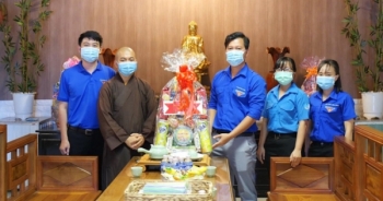 Mừng Đại lễ Phật đản 2021, người trẻ Bình Phước thăm, tặng quà các chùa và Phật tử khó khăn