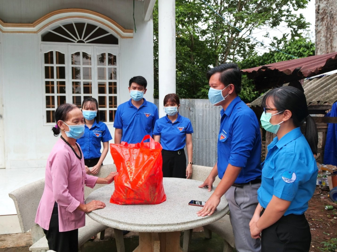 Khi được thăm hỏi, động viên và tặng quà, các gia đình Phật tử khó khăn ở huyện Đồng Phú vô cùng cảm động, không nói nên lời