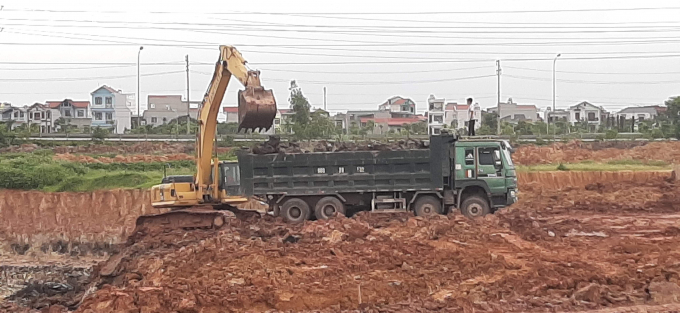 Xe tải chở đất đến các lò gạch huyện Yên Dũng.
