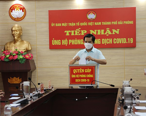Chủ tịch Ủy ban MTTQ Việt Nam TP Cao Xuân Liên, ủng hộ phòng, chống dịch COVID-19