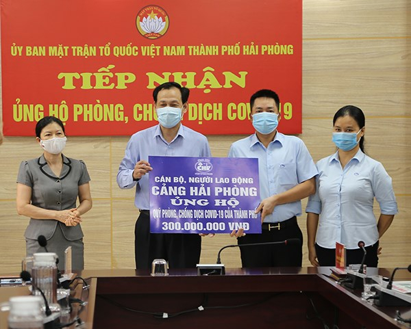 Ủy ban MTTQ Việt Nam TP Hải Phòng tiếp nhận kinh phí ủng hộ của Cảng Hải Phòng