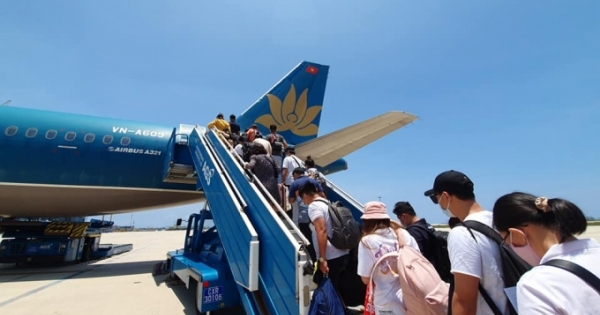 Lăng mạ nhân viên hàng không một cá nhân bị cấm bay 12 tháng