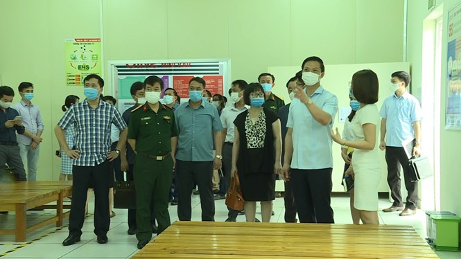 Các đồng chí lãnh đạo huyện Thuận Thành kiểm tra thực tế công tác phòng, chống dịch Covid-19 trên địa bàn huyện.