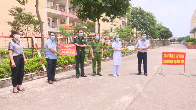Lãnh đạo Huyện ủy, UBND huyện Thuận Thành động viên, thăm hỏi, tặng qua cho các y bác sĩ, lực lượng chức năng tuyến đầu tham gia chống dịch.
