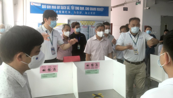 Thứ trưởng Bộ Y tế Nguyễn Trường Sơn kiểm tra công tác phòng chống dịch tại khu công nghiệp Quang Châu, Việt Yên, Bắc Giang.
