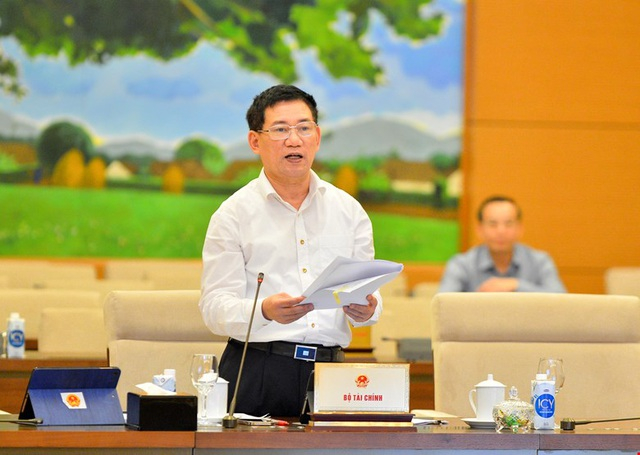 Bộ trưởng Tài chính Hồ Đức Phớc trình bày báo cáo của Chính phủ trước UB Thường vụ Quốc hội.