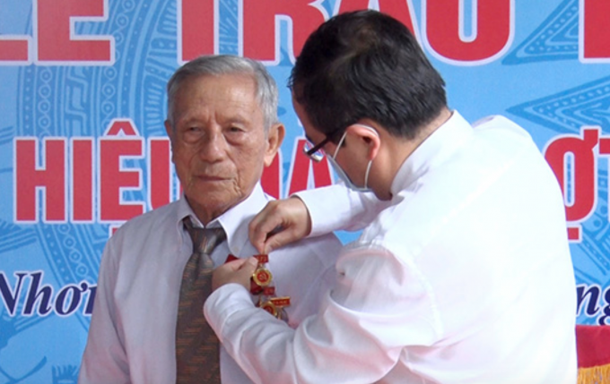 Đồng Nai trao tặng Huy hiệu 75 năm tuổi Đảng cho Đảng viên lão thành