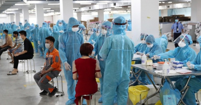 Nhân viên y tế lấy mẫu xét nghiệm công ty TNHH Crystal Matrtin Việt Nam - Khu công nghiệp Quang Châu, huyện Việt Yên.