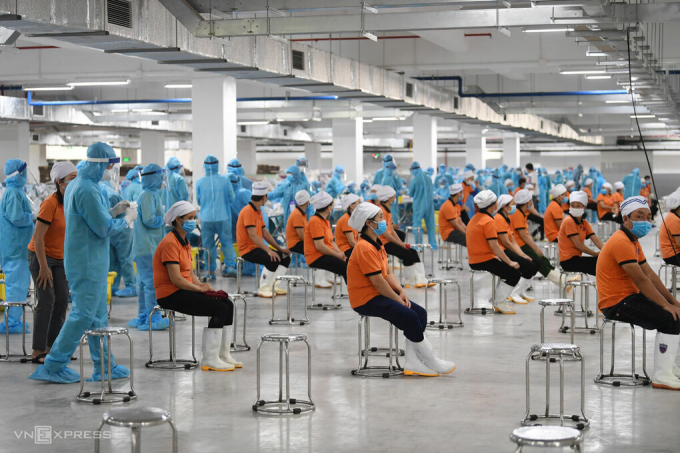 Ngành y tế lấy mẫu xét nghiệm công nhân Khu công nghiệp Quang Châu, ngày 15/5. (Ảnh: Hoàng Phong/VNxpress)
