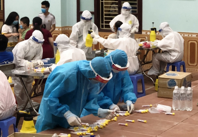 Nhiều hôm thầy và trò Trường ĐH Y - Dược Thái Nguyên giúp tỉnh Bắc Giang lấy mẫu xét nghiệm SARS-CoV-2 xuyên đêm.