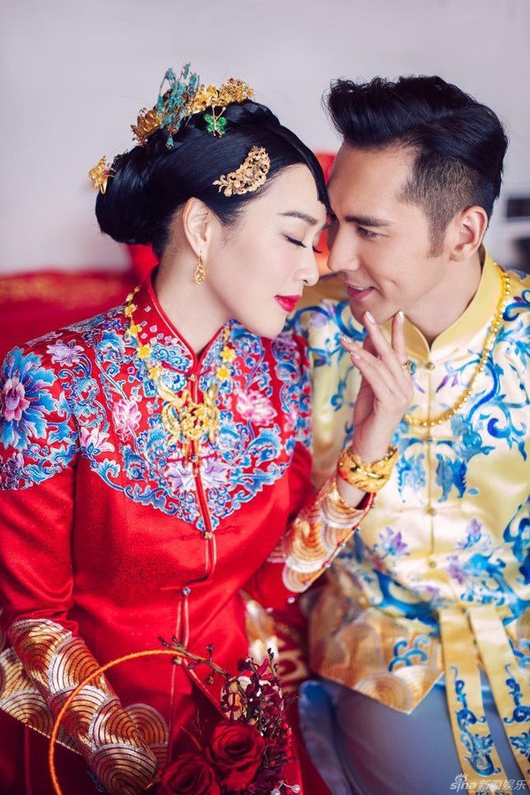 Chung Lệ Đề và chồng kém 12 tuổi thông báo kết hôn từ năm 2016 (Ảnh: Sina).