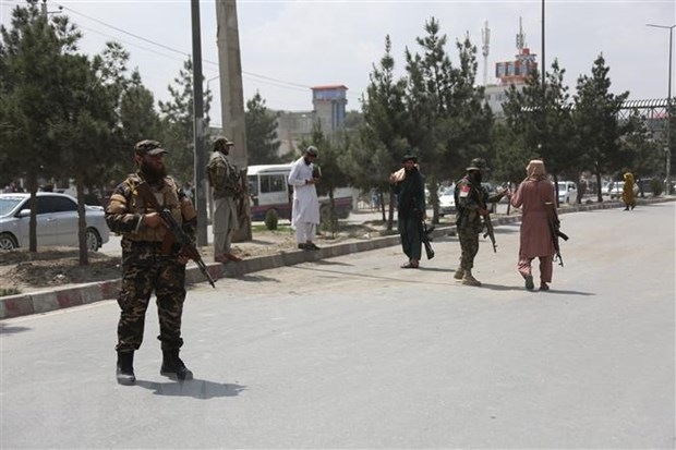 Lực lượng an ninh Afghanistan gác gần hiện trường vụ đánh bom ở thủ đô Kabul. (Ảnh: THX/TTXVN)