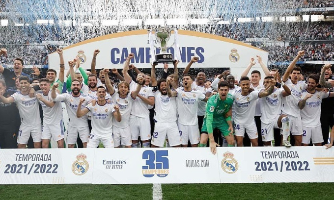 Real nâng cup vô địch La Liga lần thứ 35, trên sân Bernabeu Madrid, Tây Ban Nha hôm 30/4. Ảnh: RealMadrid