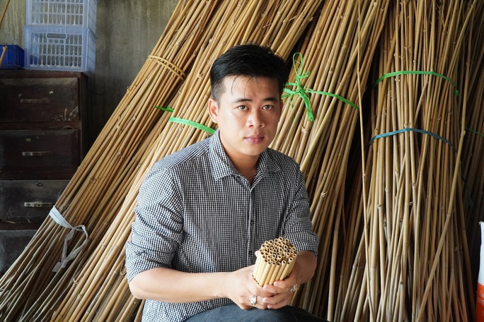 Sản phẩm ống hút tre của anh Phạm Lê Đạt. Ảnh: CA LINH