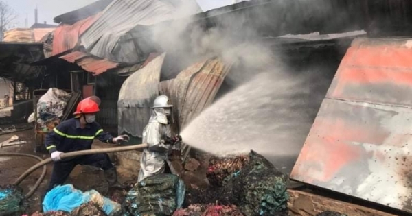 Cháy lớn tại xưởng sản xuất chăn ga gối đệm tại Hà Nội