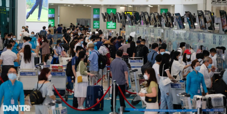 Hành khách tăng cao vào ngày cuối cùng nghỉ lễ ở sân bay Nội Bài và Tân Sơn Nhất (Ảnh: Thế Hưng).