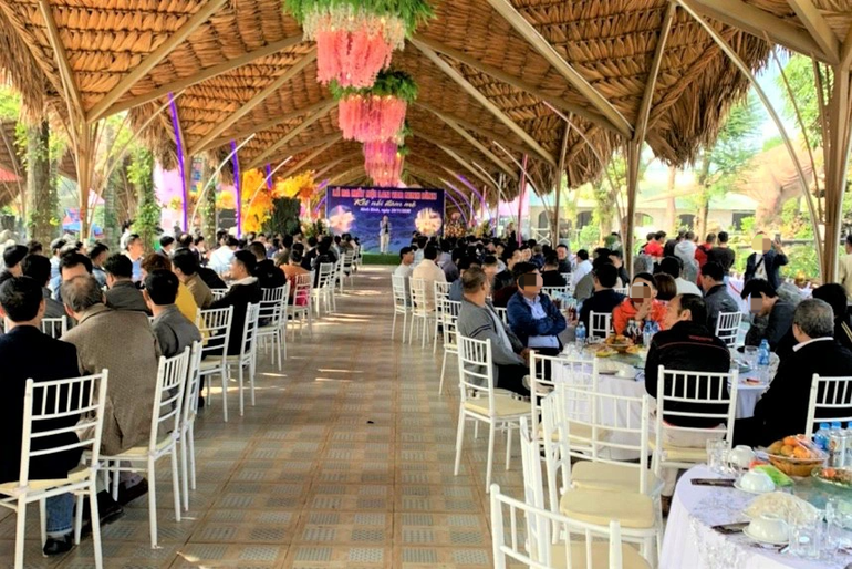 Thời điểm sốt lan đột biến, nhiều người ở Ninh Bình đã tham gia hội lan Var để kết nối đam mê, trao đổi mua bán loài hoa có giá trên trời này (Ảnh: Internet).