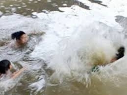 Nam thanh niên bị nước cuốn trôi khi băng qua suối