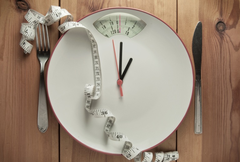 Những thói quen không lành mạnh dẫn đến chứng rối loạn ăn uống (Minh họa: Shutterstock).
