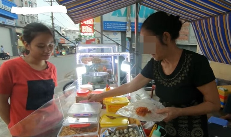 Hiện bà Ngọc Lai kiếm sống bằng nghề bán đồ ăn vặt vỉa hè.