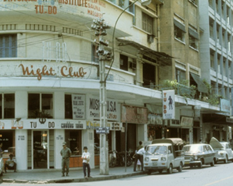 Hộp đêm Tự Do, nằm ở góc đường Tự Do - Thái Lập Thành (nay là Đồng Khởi - Đông Du, quận 1), một tụ điểm giải trí nổi tiếng của giới thượng lưu và sĩ quan Mỹ - ngụy ở Sài Gòn trước năm 1975 (ảnh tư liệu).