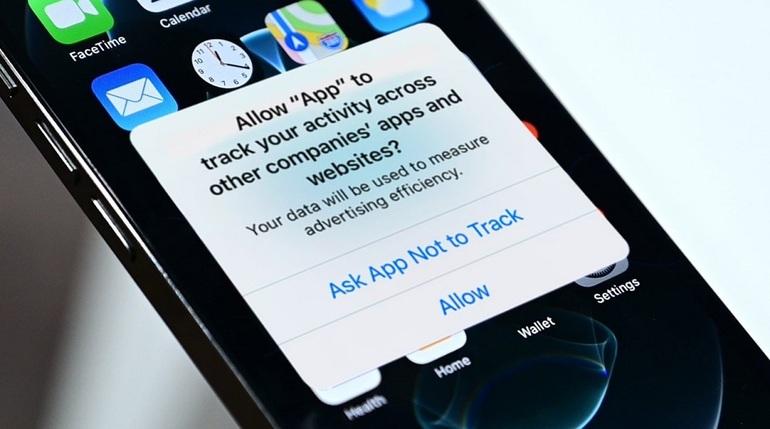Tính năng App Tracking Transparency được Apple triển khai từ tháng 4/2021 nhằm gia tăng quyền riêng tư cho người dùng (Ảnh: Business Insider).