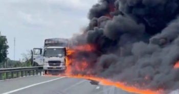 Xe tải chở dầu nhớt phát hoả khiến "biển lửa" bao trùm trên cao tốc Trung Lương