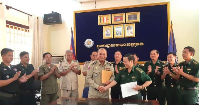 Đại diện Bộ chỉ huy BĐBP tỉnh Bình Phước và Ty công an tỉnh Kratie Vương quốc Campuchia ký kết nội dung buổi làm việc phục vụ chương trình giao lưu.