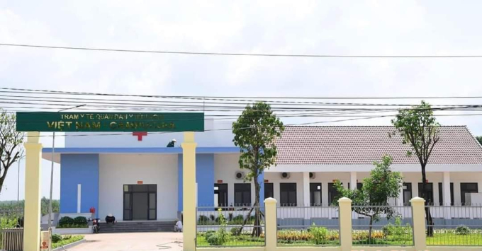 Công nhân đang tiến hành sửa chữa, vệ sinh tại Trạm Y tế hữu nghị Việt Nam – Campuchia, nơi sẽ diễn ra hoạt động khám bệnh, cấp thuốc miễn phí cho nhân dân