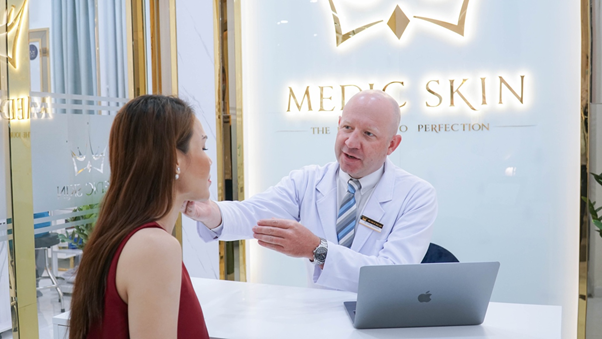 Khách hàng khi đến với Medic Skin luôn được các chuyên gia giàu kinh nghiệm tư vấn và   trực tiếp thăm khám