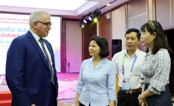 Chủ tịch UBND tỉnh Nguyễn Hương Giang trò chuyện với đại diện Liên đoàn Kickboxing Châu Á.