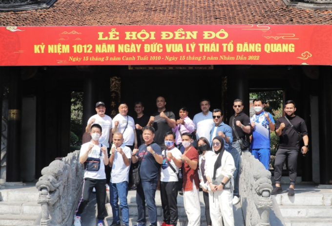 Đoàn đại biểu chụp ảnh lưu niệm trước Ngũ long môn Đền Đô, thành phố Từ Sơn.