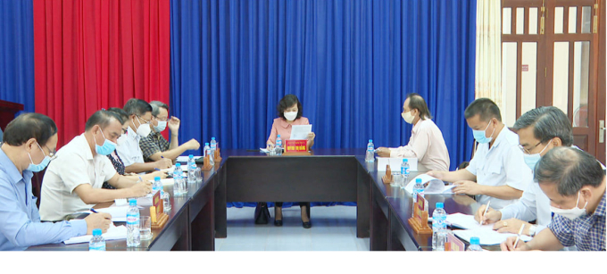 Phó Bí thư Thường trực Tỉnh ủy, Chủ tịch HĐND tỉnh Huỳnh Thị Hằng xem xét đơn thư khiếu nại.