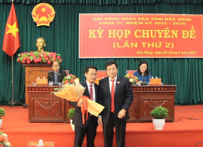 Chủ tịch HĐND tỉnh Lưu Văn Trung tặng hoa, chúc mừng Giám đốc Sở Công thương Nguyễn Văn Út.