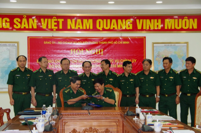 Ký bàn giao chức vụ Chính ủy Bộ chỉ huy BĐBP TP.HCM giữa Đại tá Vũ Quốc Ân và Đại tá Nguyễn Duy Thắng. Ảnh: LK