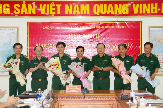 Trung tướng Đỗ Danh Vượng và Thiếu tướng Nguyễn Hoài Phương tặng hoa chúc mừng tại lễ bàn giao chức vụ Chỉ huy trưởng và Chính ủy Bộ Chỉ huy BĐBP TP.HCM. Ảnh:  LK