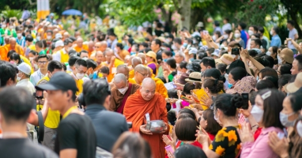 Gần 300 Chư tôn Hòa thượng, Thượng tọa và Tăng Ni nước ngoài dự lễ Phật đản tại Chùa Ba Vàng
