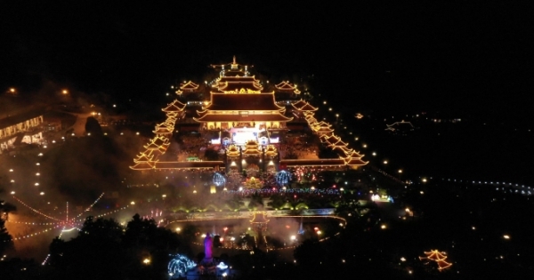 Quảng Ninh: Biển người hân hoan trong đêm rước xe hoa kính mừng Đức Phật đản