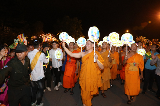 Đại đức Thích Trúc Thái Minh - Trụ trì chùa Ba Vàng cùng các đại biểu trong đoàn diễu hành cùng các Tăng Ni, Phật tử.