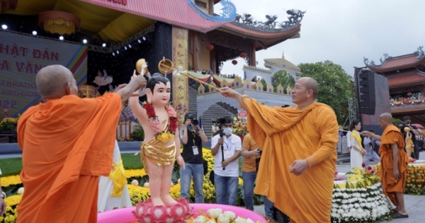 Quảng Ninh: Hàng vạn Phật tử tụng kinh khánh đản, tham gia Lễ tắm Phật