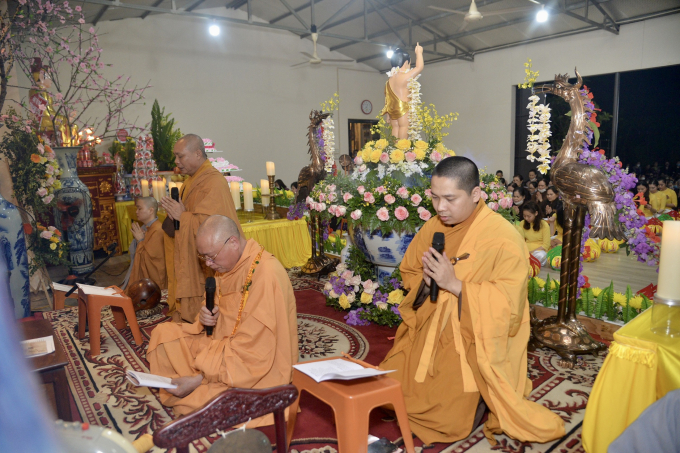 Chư tôn đức thực hiện nghi thức trong Đại lễ Phật đản.
