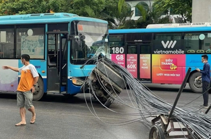 Hình ảnh xe ba bánh chở bó sắt khủng cắm thẳng vào đầu chiếc xe buýt vào sáng 8/5 trên đường Nguyễn Trãi (Ảnh: Hoàng Hà).
