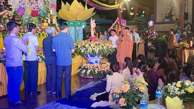 Tại buổi lễ, các đại biểu cùng chư, tăng ni, phật tử đã tham gia các nghi lễ Phật đản truyền thống, dâng hương, tụng kinh.