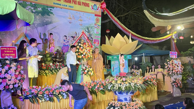 Bí thư Huyện ủy, Chủ tịch HĐND huyện Cát Hải tặng hoa chúc mừng Đại lễ.