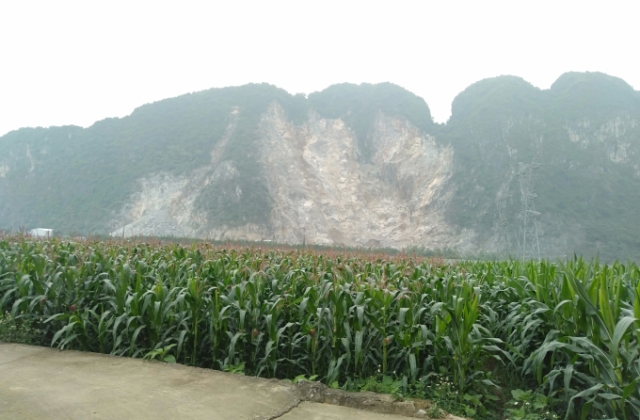 Khai thác cắt tầng sai phép tại mỏ đá Hang Voi, huyện Lạc Thủy
