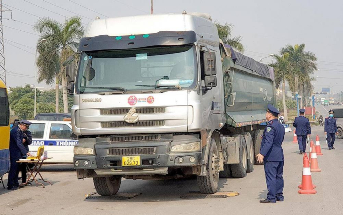 Thanh tra Sở GTVT Hà Nội phối hợp xử lý nghiêm các trường hợp xe quá tải qua Cầu Thăng Long.