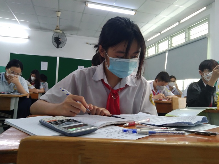 Học sinh lớp 9 Trường THCS Lạc Hồng, quận 10, TPHCM giai đoạn chạy nước rút (Ảnh: Hoài Nam).